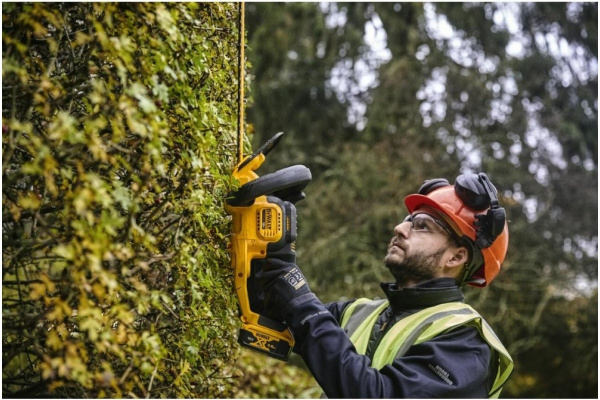 Триммер для живой изгороди DeWalt DCM563P1 в Москве