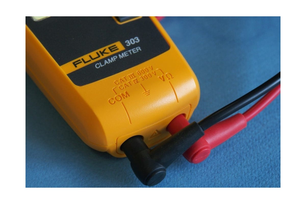 Клещи токоизмерительные FLUKE 303 00000003090 в Москве