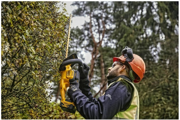 Триммер для живой изгороди DeWalt DCM563P1 в Москве