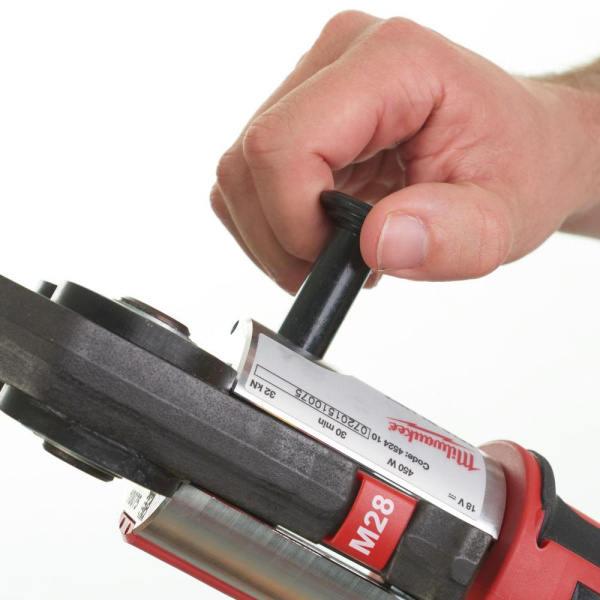 Аккумуляторный пресс-инструмент Milwaukee M18 BLHPT-202C (Li-Ion2Ач)