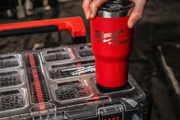 Термокружка MILWAUKEE PACKOUT 887мл 4932479075