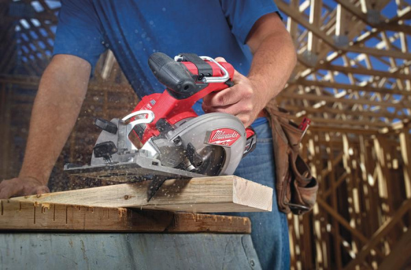 Аккумуляторная циркулярная пила Milwaukee M18 CCS55-0 FUEL 4933446223