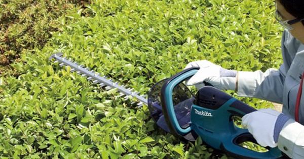 Электрические ножницы для живой изгороди Makita UH4261 в Москве